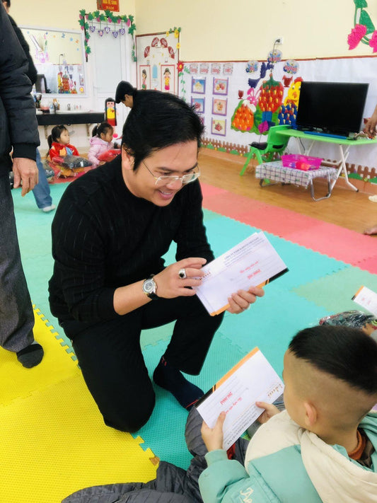 A gift-giving ceremony to ethnicity pupils in Bac Ha