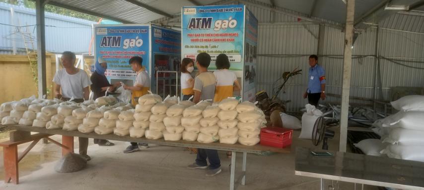 EVERY FRIDAY, BABEENI DELIVERS RICE FOR DISADVANTAGE PEOPLE IN HAI DUONG