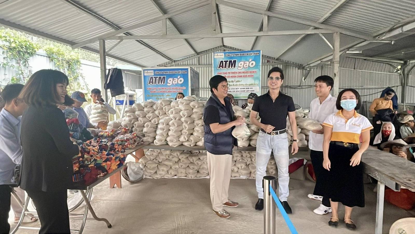 04 MAR 2023 CEOS OF BABEENI AND HONG SON SINGER DISTRIBUTING RICE AT HAI DUONG FACTORY